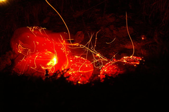 Glühende Steine in der Schwitzhütte