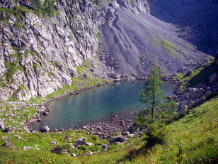 Wie ein Smaragd liegt ein Bergsee im Kessel 