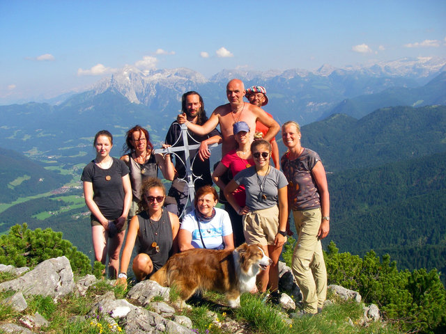 Wandergruppe beim Gipfelkreuz