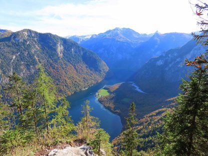 Tiefblick auf einen fjordartigen Bergsee