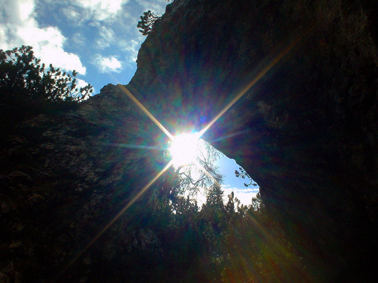 Sonne scheint durch ein Felsentor