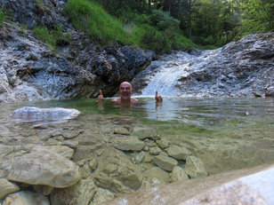 Mann in kaltem Gebirgsbachbecken