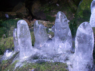 Eisstalagmiten in einer Höhle