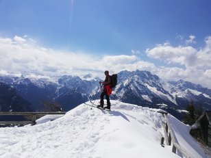 Mann auf Schneegipfel in winterlichen Bergen