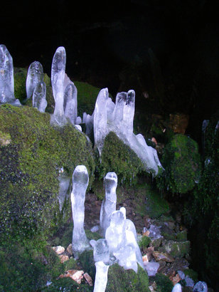 Eisstalagmiten in einer Höhle