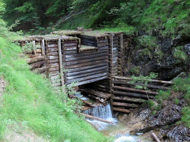 Stauwehr aus Holz