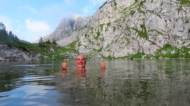 Mann badet in Bergsee