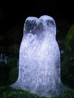 Eisstalagmiten in einer Höhle