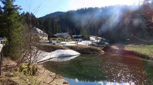 Stausee und Häuser 