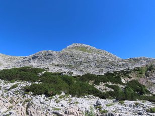 Berg erhebt sich über Karrenfelder