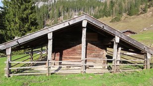 Eine alte Almhütte 