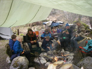 Kinder und Erwachsene am Lagerfeuer