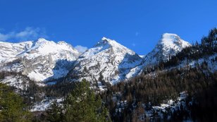 Schneebedeckte Berggipfel unter tiefblauem Himmel 